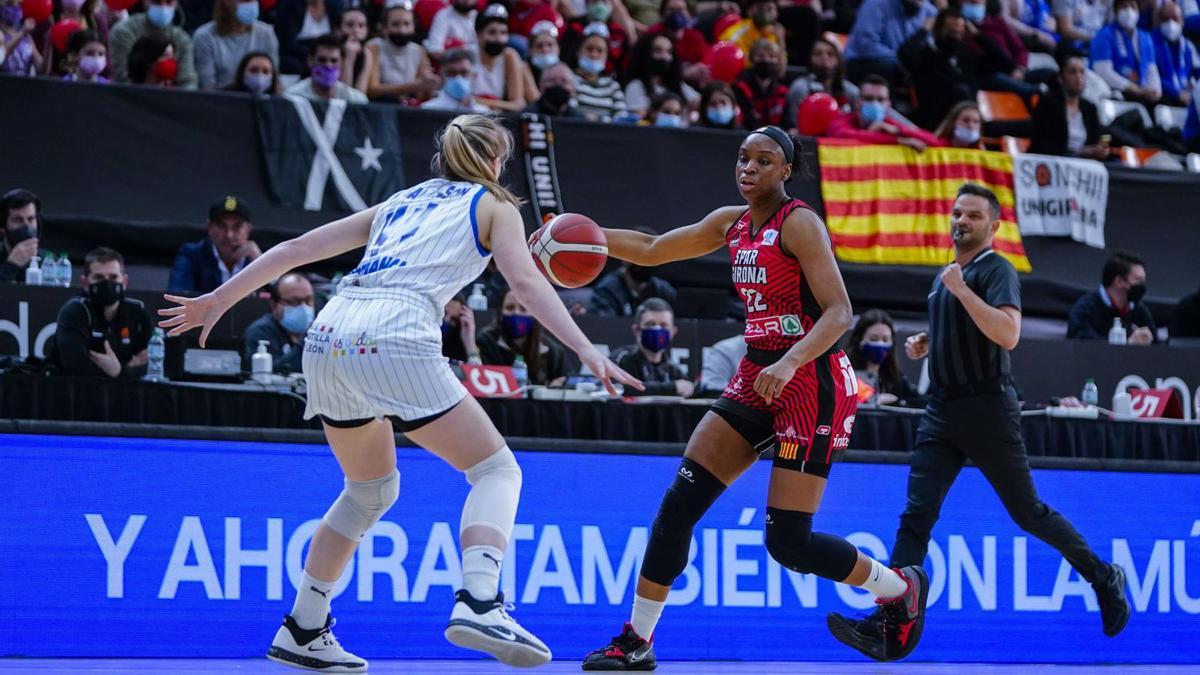 Burke, en una acció de la final de Copa contra el Perfumerías Avenida, podrà jugar el clàssic de lliga de demà a Fontajau. | ALBERTO NEVADO/FEB