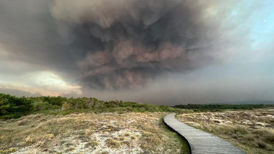 Las llamas castigan al Barbanza: 2.000 hectáreas arrasadas y con el fuego desbocado