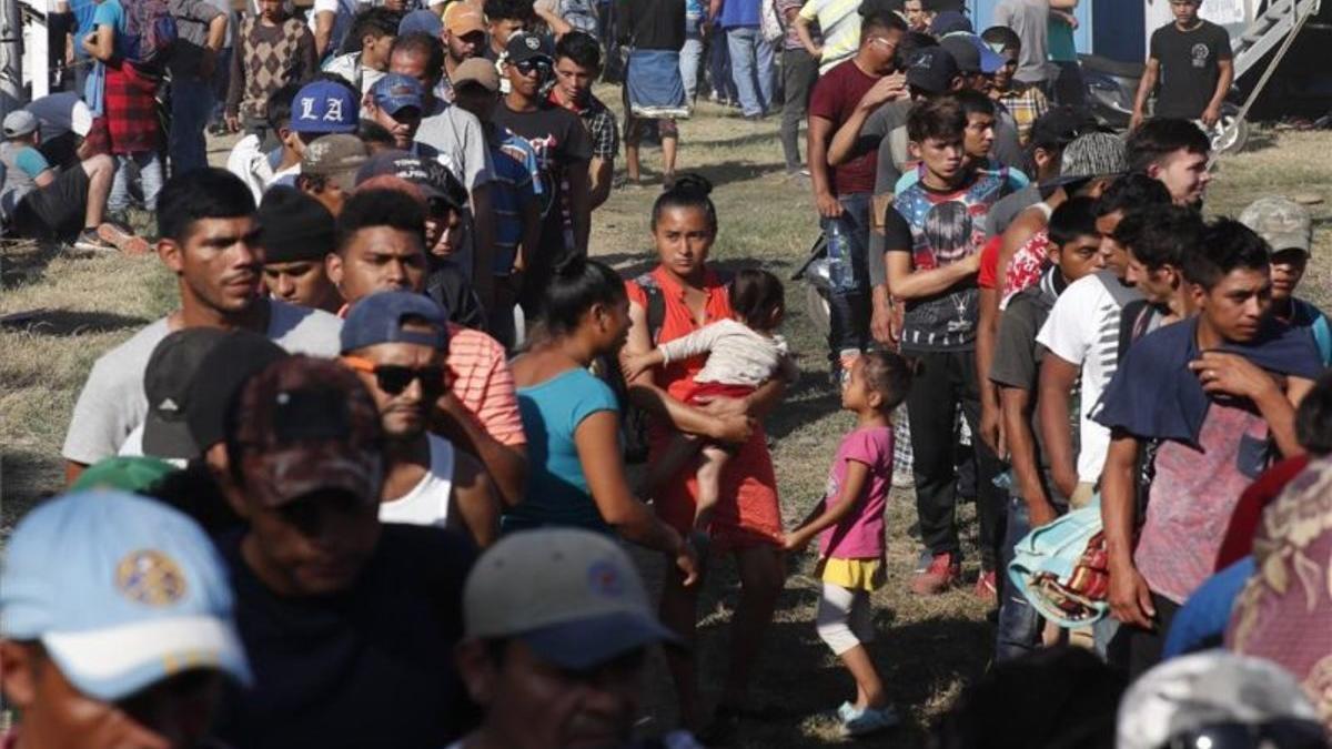 Caravana migrante espera paciente en la frontera de M xico y Guatemala