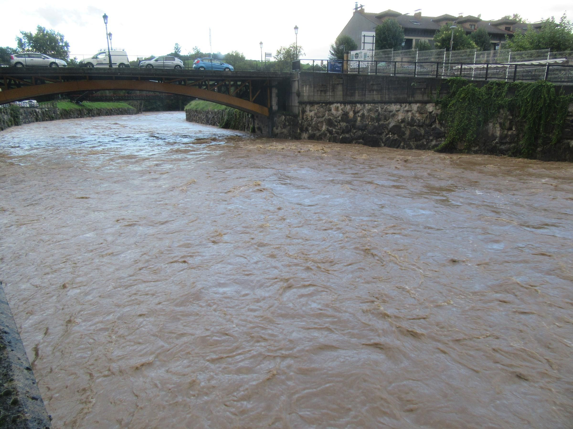 El río Güeña a su paso por Cangas de Onís, este jueves.