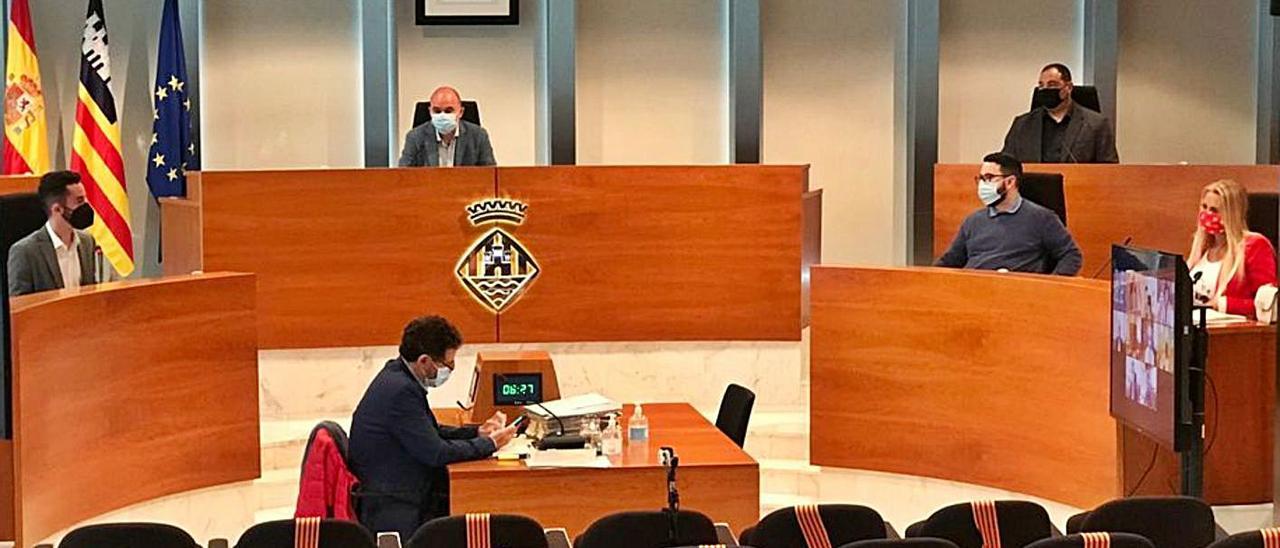 El pleno también se celebró ayer de forma semipresencial por seguridad sanitaria. | C. E.