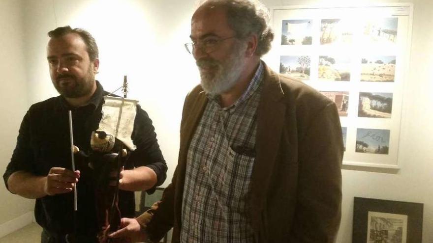 Rafael Cuiña y Anxo Basterra, ayer, en la presentación de &#039;Literaturas de Cego&#039;, en el Espazo Liñares.