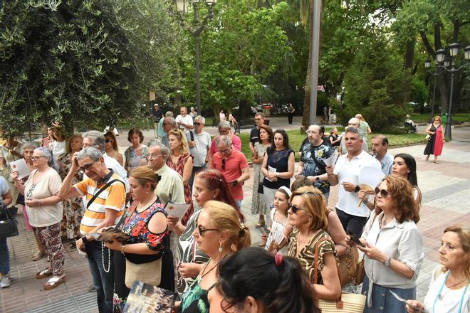 Galería | Decenas de personas rezan un rosario por la Cruz de los Caídos en Cáceres
