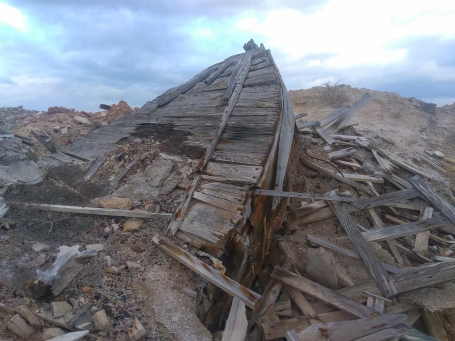 Restos de barcazas, yesos y escombros se escampan sobre una superficie de más de diez mil metros cuadrados en un vertido que los actuales gestores de las salinas achacan a la renovación tecnológica de