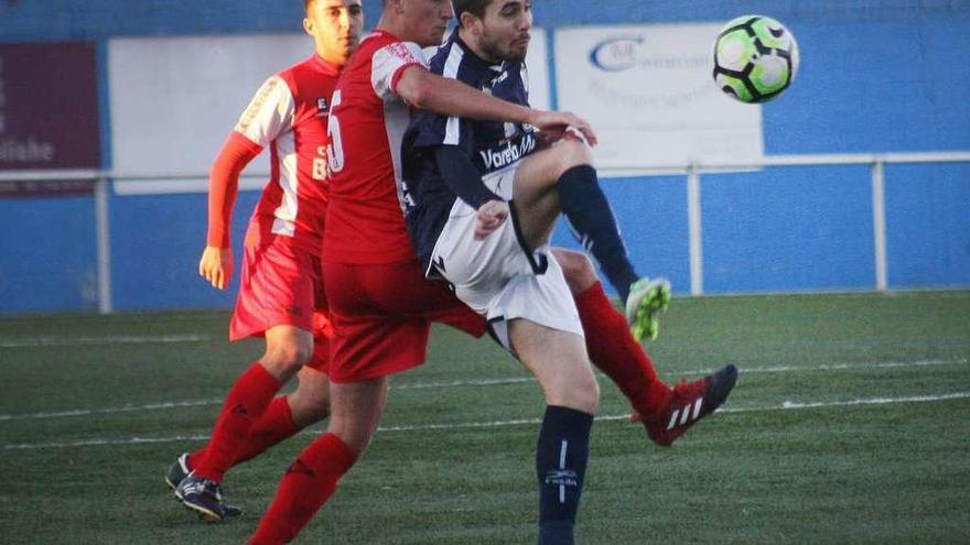 Rial trata de controlar el balón ante la presión de un rival. // Bernabé/Luismy