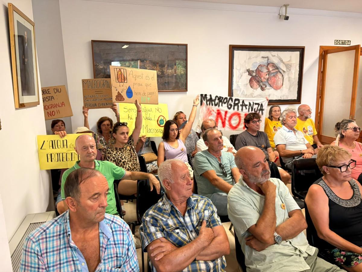 La sala de plenos se ha llenado de público contrario al proyecto.