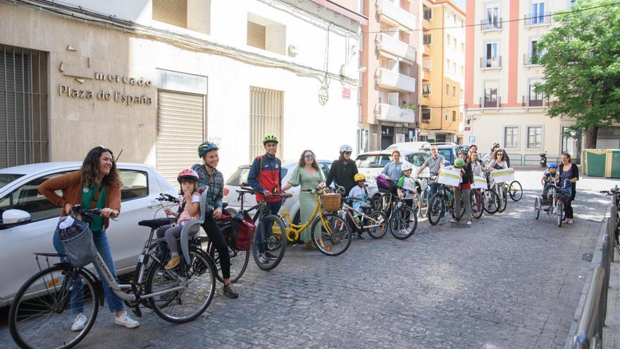 Justicia Alimentaria recorre en bici los mercados de Córdoba para presentar su nueva campaña