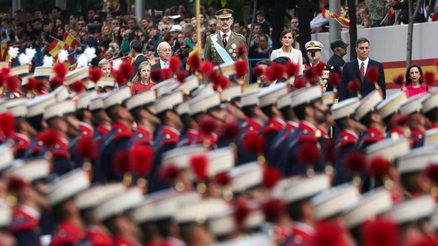 El públic xiula i escridassa Pedro Sánchez a l&#039;arribada a la desfilada militar del 12-O