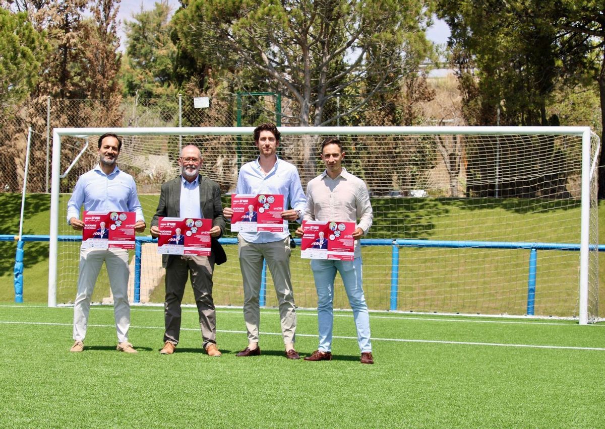 El alcalde de El Campello, Juanjo Berenguer, y el concejal de Deportes, Marcos Martínez, posan junto a parte del equipo organizador del campamento.