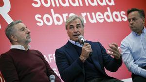 El piloto Carlos Sainz Sr., acompa?ado por el expiloto de motociclismo Jorge Martnez Aspar (i), da un discurso durante la entrega de 80 vehculos a afectados por la dana dentro de la iniciativa Solidaridad Sobre Ruedas,