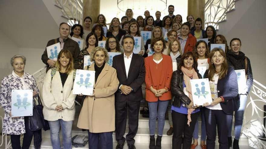 Miembros de los centros galardonados en el programa &quot;TEI&quot;, junto a Montserrat López y Andrés González Bellido -en el centro-, tras el acto en la Escuela de Comercio.