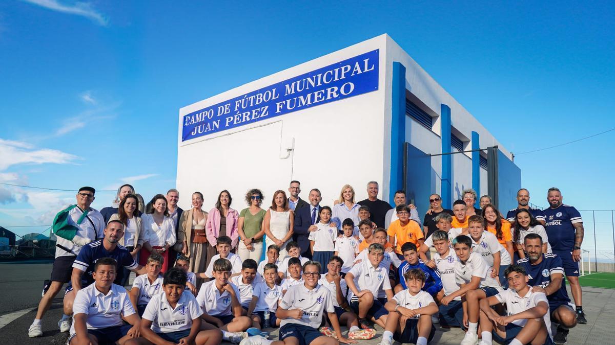 Foto de familia del homenaje a Juan Pérez Fumero.