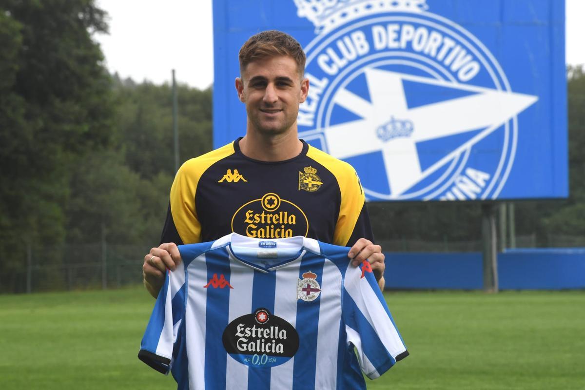 Iván Barbero, hoy en Abegondo con la camiseta del Dépor durante su presentación.