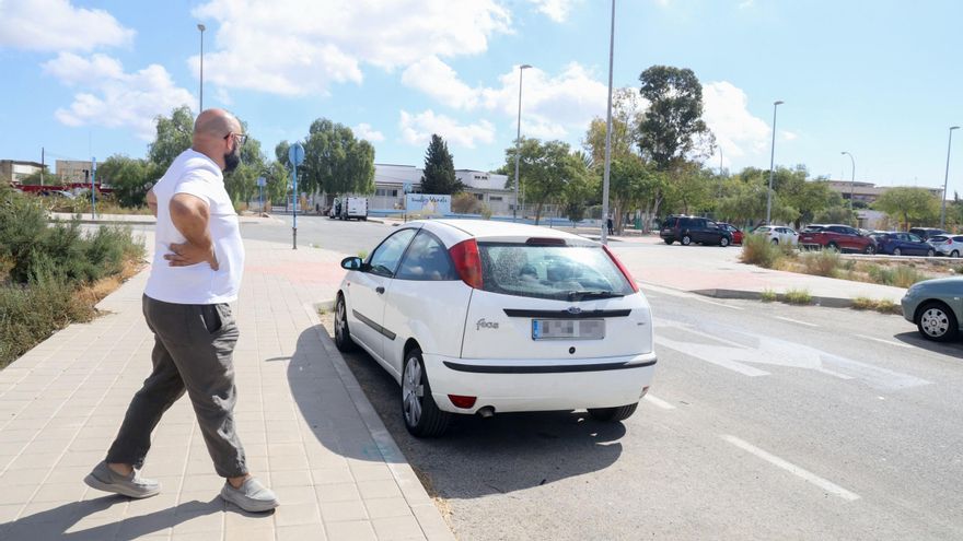 Inseguridad en el colegio Emilio Varela de Alicante: tres robos en coches y quejas por un vertedero próximo