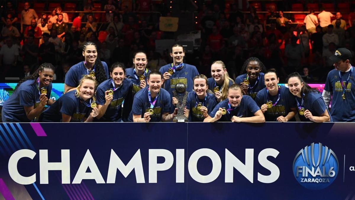 Las jugadoras del Praha con su medalla de campeonas y el trofeo de la Euroliga.