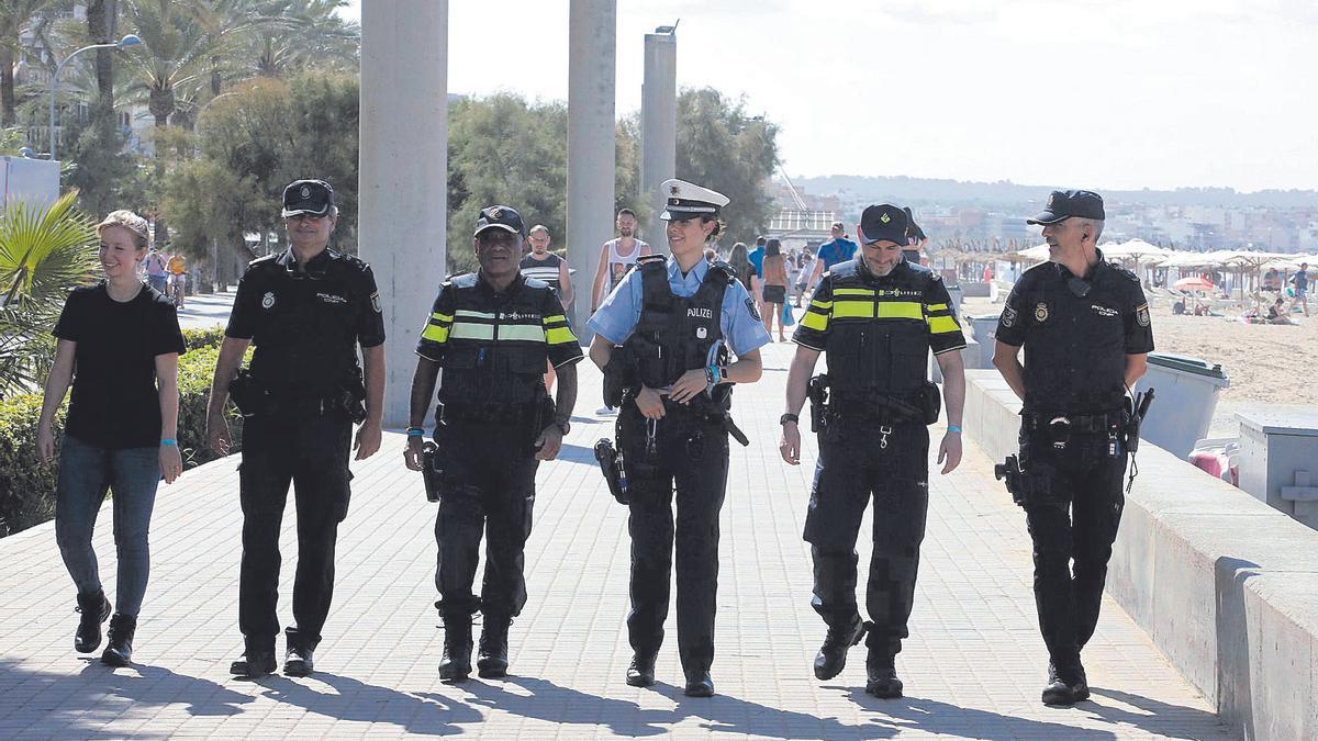 Policías holandeses y alemanas patrullan en la Playa de Palma