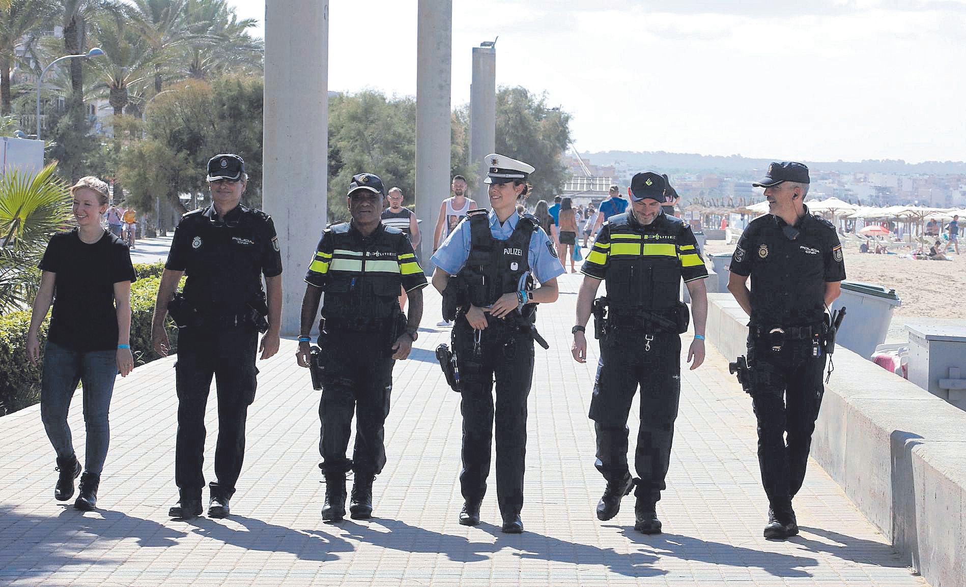 Las agentes alemanas, los holandeses y los policías españoles.
