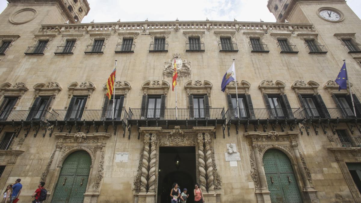 Fachada principal del Ayuntamiento de Alicante