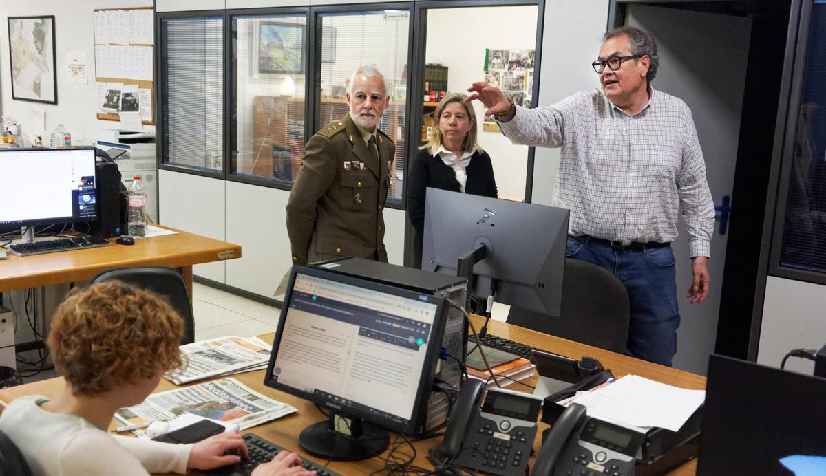 Un momento de la visita del coronel al periódico Mediterráneo, junto al redactor jefe Javier Navarro y la redactora Paloma Aguilar.