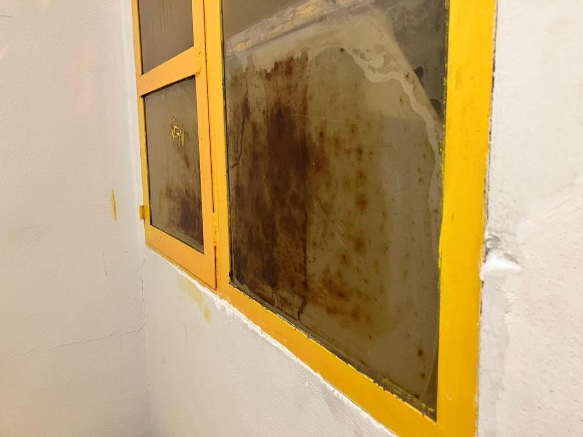 Una cristalera en un centro de menores