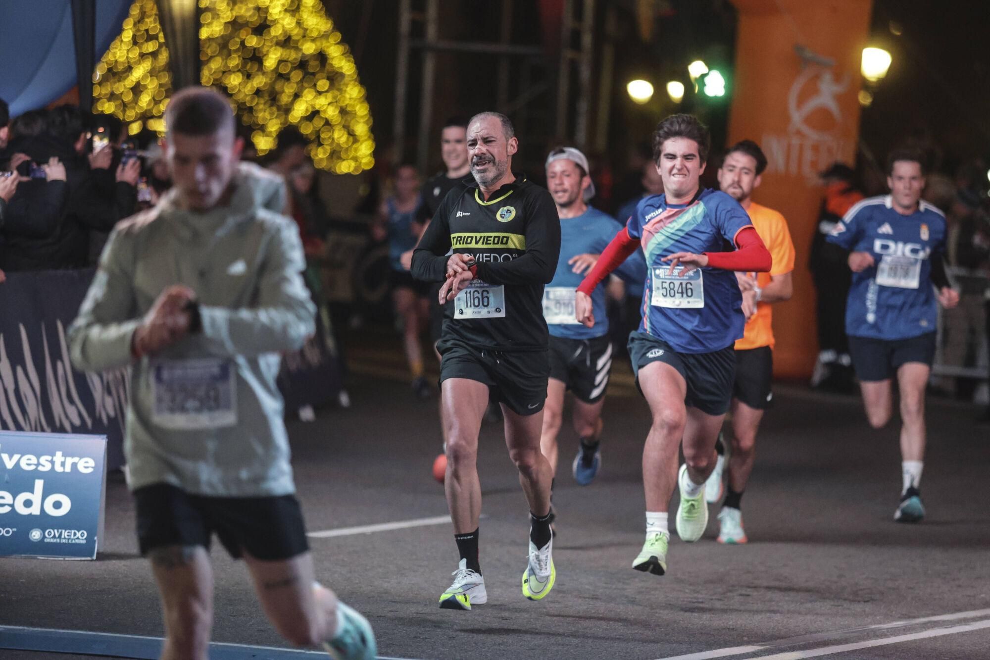 EN IMÁGENES: Alejandro Onís y Mariam Benkert saltan del segundo al primer puesto en la San Silvestre de Oviedo
