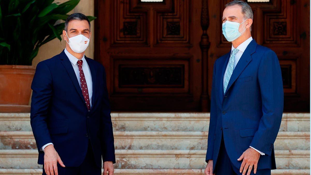 Pedro Sánchez y el rey Felipe VI, este martes, en el Palacio de Marivent.