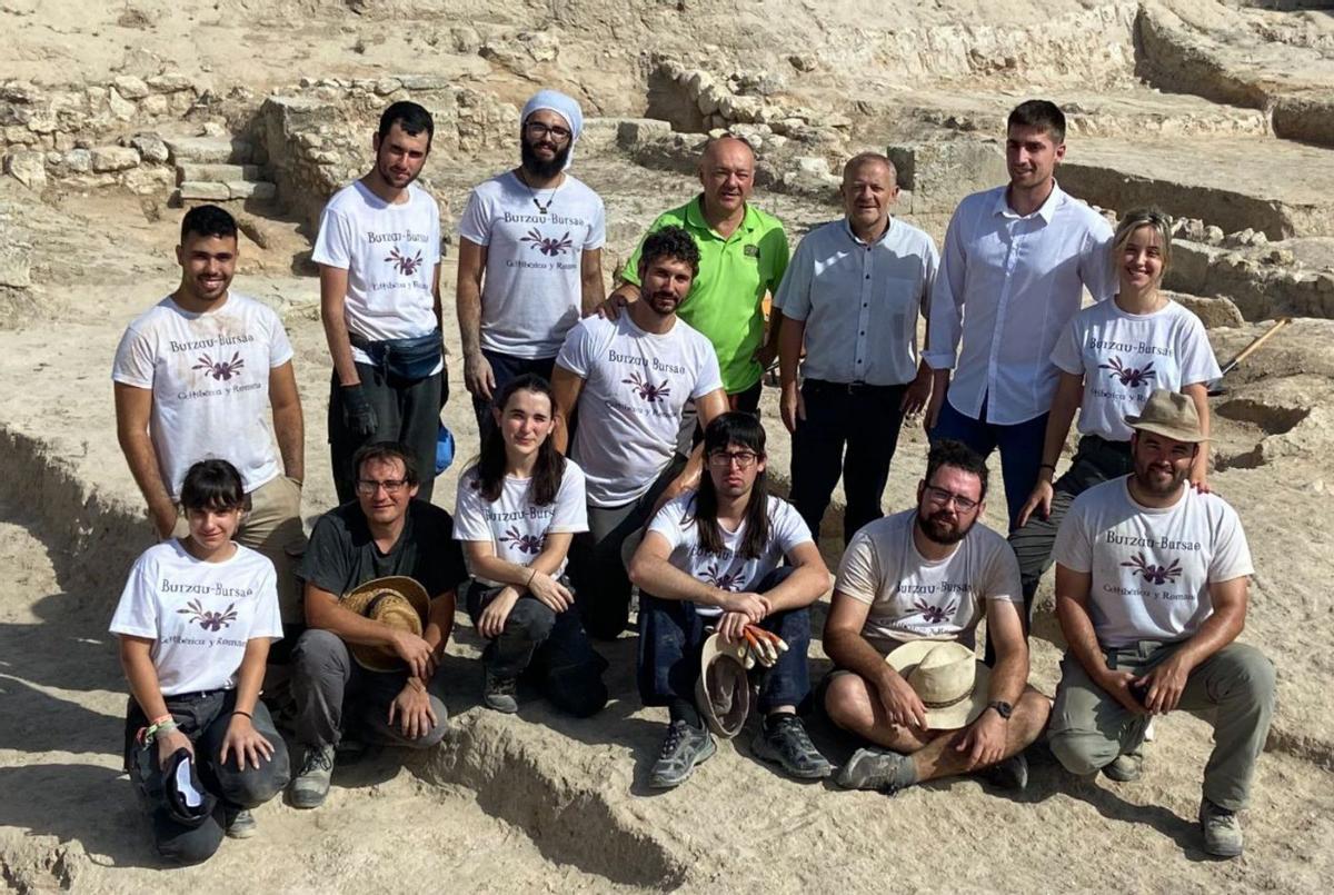 El equipo de arqueólogos y estudiantes que ha trabajado en la campaña de este verano en Bursao.  |