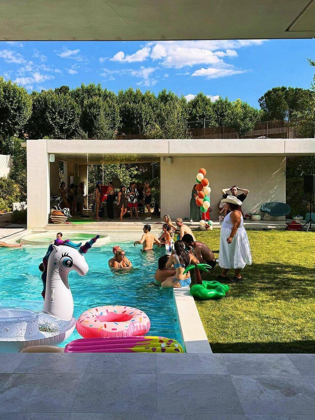 La fiesta de 40 cumpleaños de Javier Ambrossi, en su espectacular casa a las afueras de Madrid