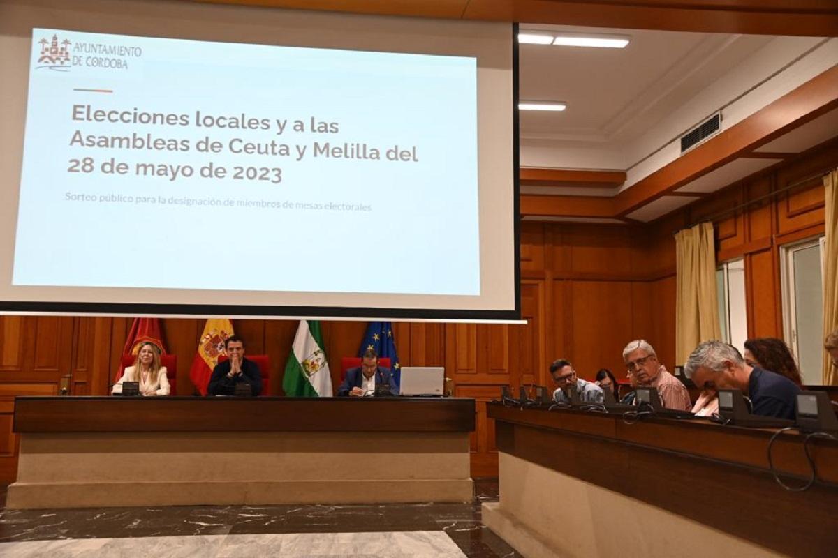 Un momento del sorteo público celebrado en el Ayuntamiento por el que se han elegido los componentes de las mesas electorales de Córdoba.