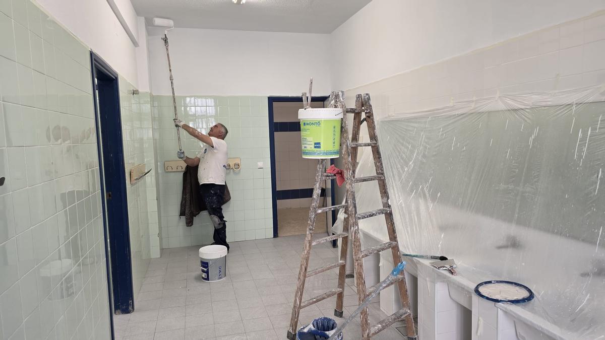 Aseos rotos en el colegio Carlos Arniches de Alicante