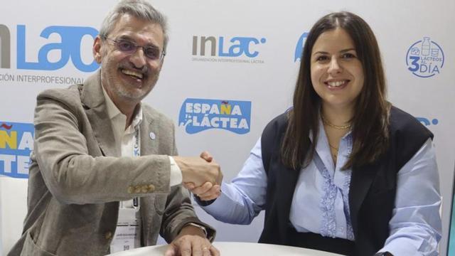 Javier Roza y Sara Fregeneda durante la firma del convenio. | EILZA