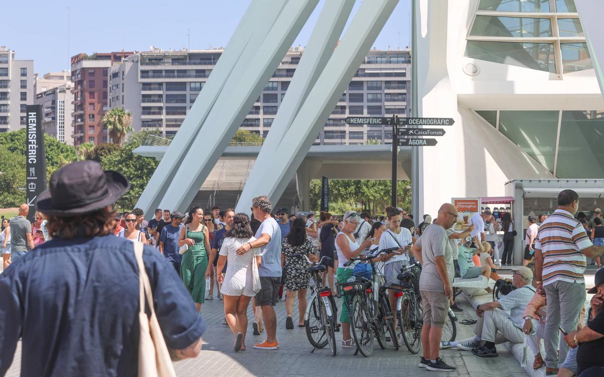 Turistas buscando la sombra en la Ciudad de las Artes y las Ciencias de València.