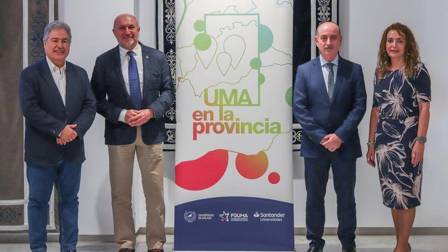 Eugenio Luque Domínguez, director de la Fguma; Antonio Campos Garín, alcalde de Macharaviaya, y Juan Antonio García Galindo, director del Centro de Estudios Iberoamericanos y Transatlánticos FGUMA-UMA (CEIT) y coordinador de la jornada.