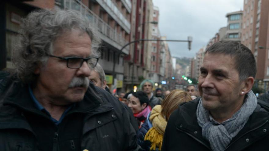 Una foto de archivo de Joan Tardà y Arnaldo Otegi.