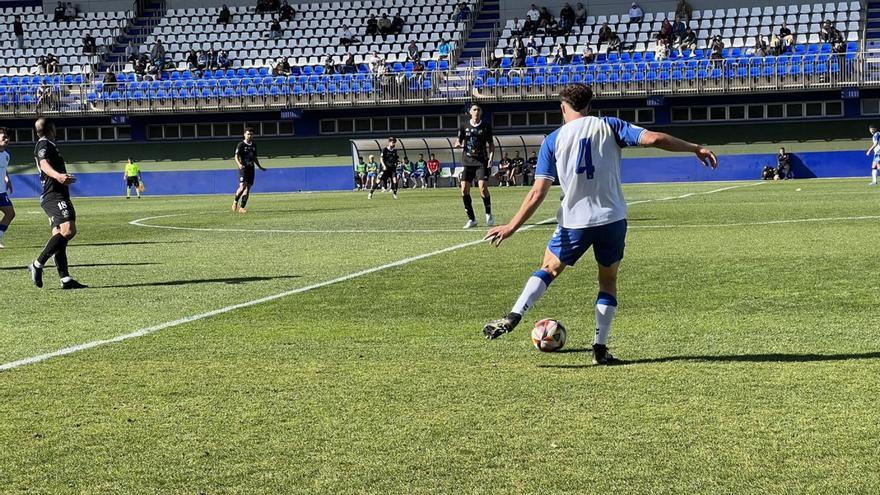 Marcos Otero, de espaldas, rasea el esférico durante el partido de ayer. | | CD TENERIFE