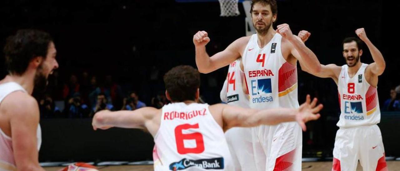 Llull, Sergio Rodríguez, un tapado Mirotic, Pau Gasol y Pau Ribas celebran la victoria de España ante Grecia.