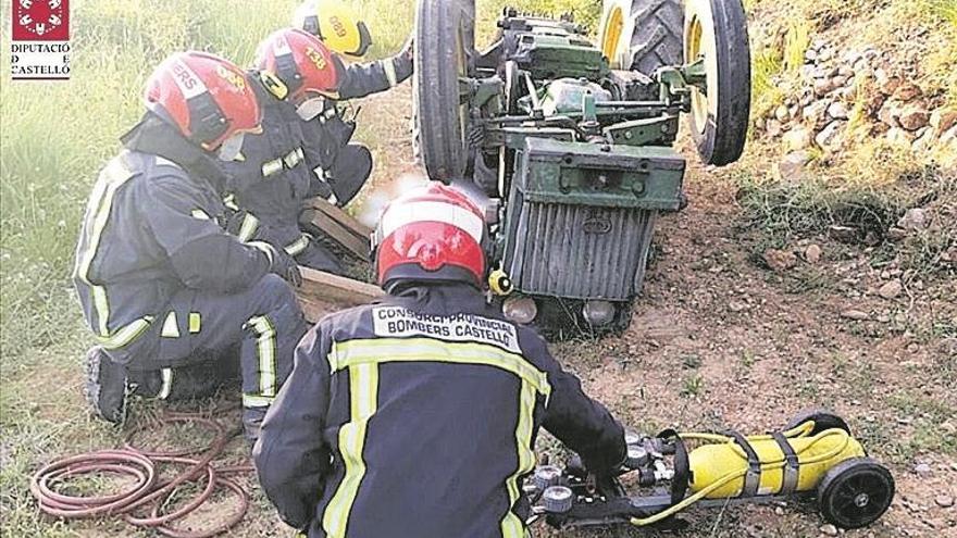 Fallece al quedar atrapado bajo  su tractor volcado en la Salzadella