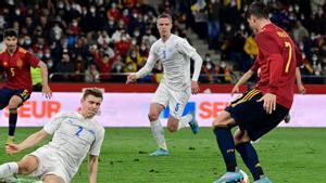 Álvaro Morata dispara a puerta para marcar el primer gol ante Islandia, durante el partido amistoso que los dos combinados nacionales disputan este martes en el estadio de Riazor, en A Coruña