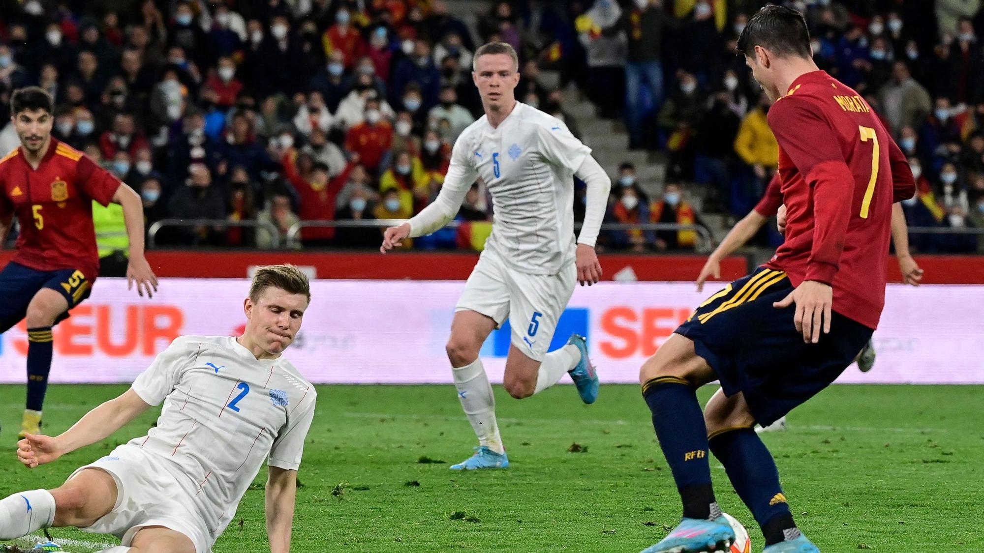 Álvaro Morata dispara a puerta para marcar el primer gol ante Islandia, durante el partido amistoso que los dos combinados nacionales disputan este martes en el estadio de Riazor, en A Coruña