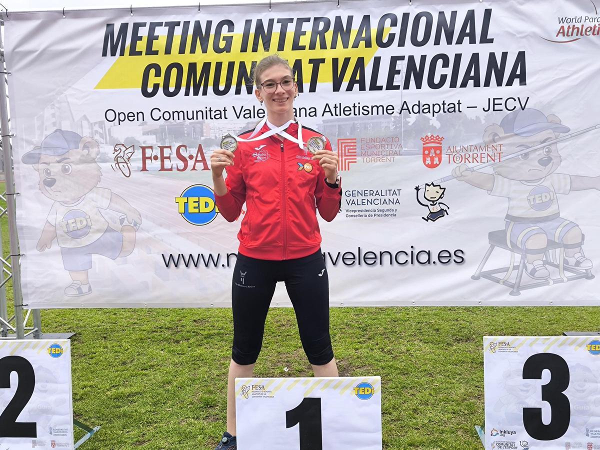 Judith Tortosa, con las dos medallas conseguidas en el Meeting Internacional.