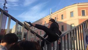 Una estudiante de la UPF, salta la valla para ir a clase, esquivando el piquete de huelga.