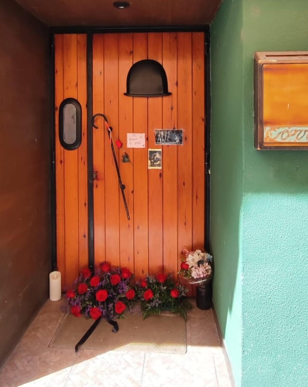 Centros de flores en homenaje a "El Pitu"