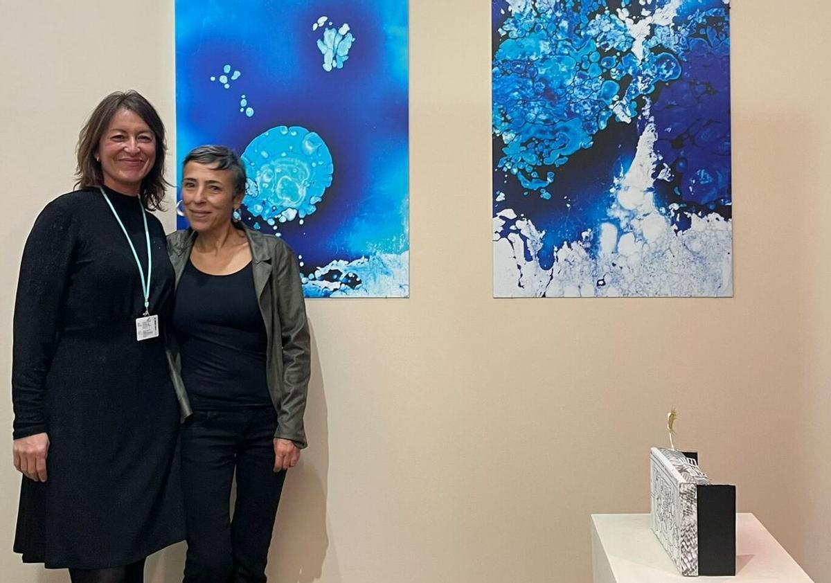 La artista Elo Vega junto a la profesora de la UMA María Jesús Martínez Silvente, en el stand de estos alumnos en ARCO.