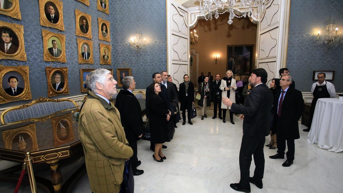 El alcalde de Alicante, Luis Barcala, recibe el sábado en el Ayuntamiento a los embajadores