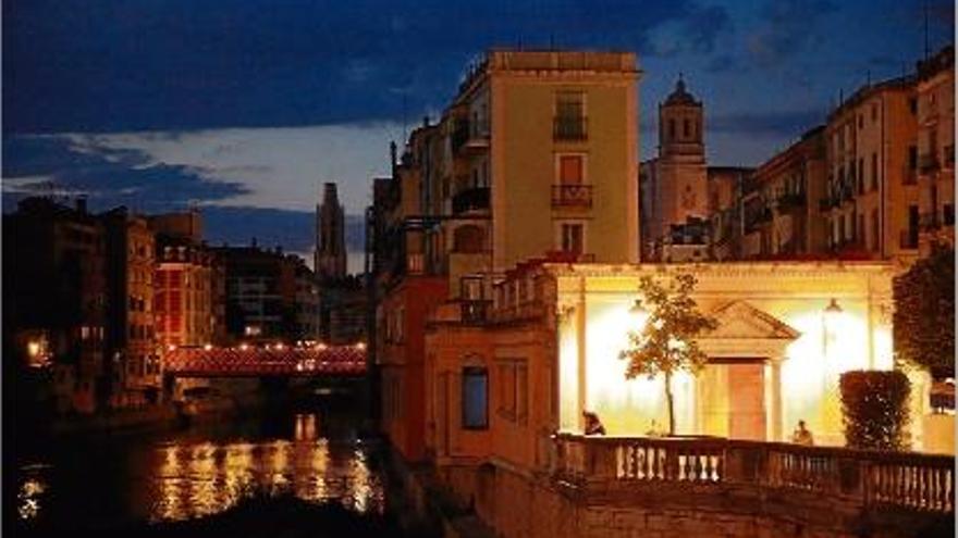 Una imatge de la zona del Barri Vell de Girona amb vistes del riu Onyar durant una nit del mes de juliol.