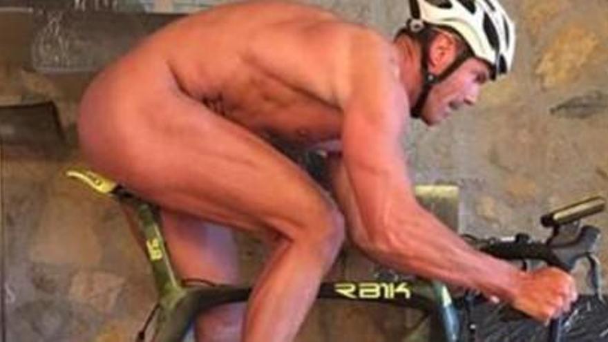 El ciclista italià, nu dalt de la bicicleta.