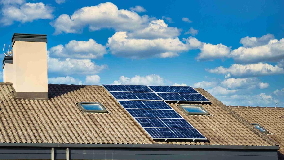 Unes plaques solars que donen servei a l'autoconsum a Girona, en una imatge d'arxiu