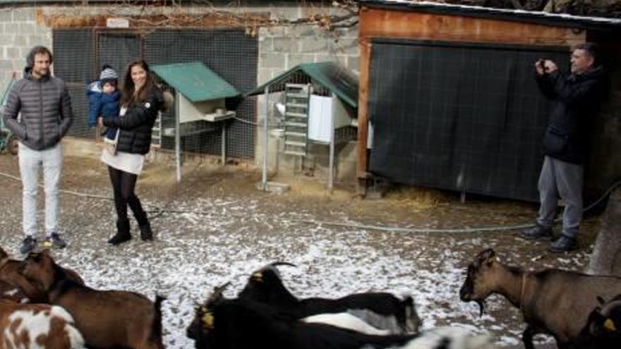 Foto de família davant d&#039;un ramat de cabres en una granja de l&#039;Alt Urgell.