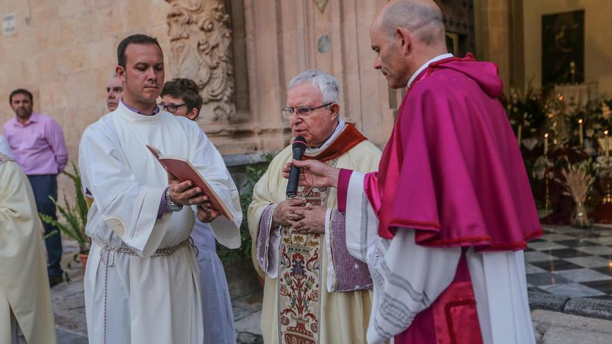 El obispo, entre dos sacerdotes, en el Corpus Christi de Orihuela