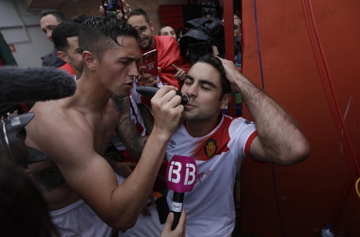 Raíllo le afeita el bigote a Abdón tras lograr el ascenso a Segunda División en Miranda de Ebro.